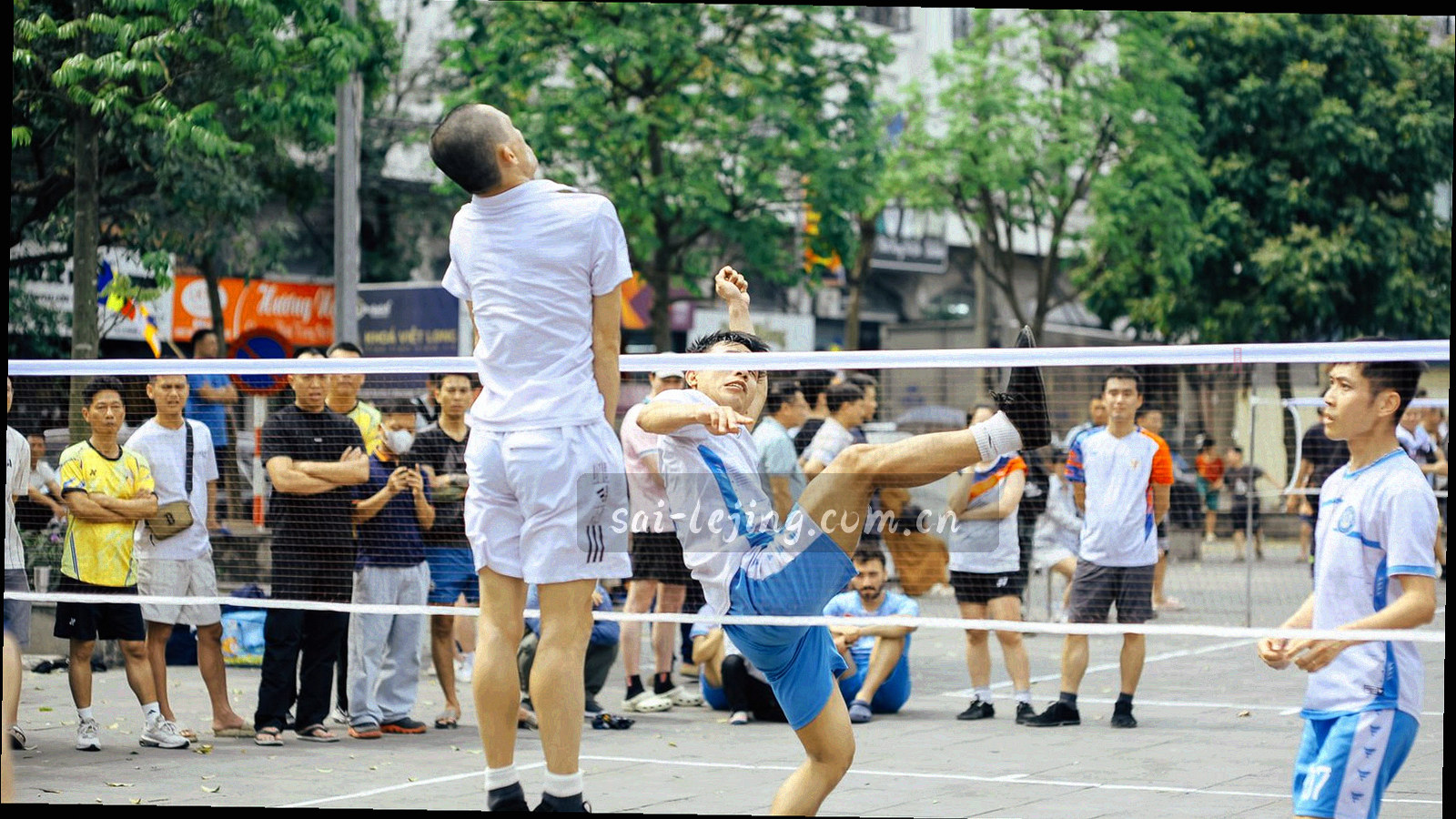 深蓝与金色渐变背景，抽象通讯线条与客服标识构成的氛围图